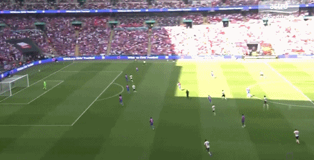 包含水晶宫门将扑出点球，帮助球队保持不败的词条