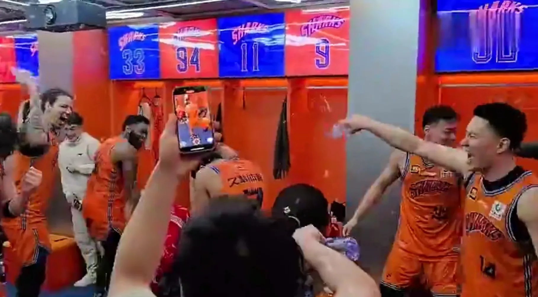 现场观赛瞬间紧张刺激，球迷情绪高涨