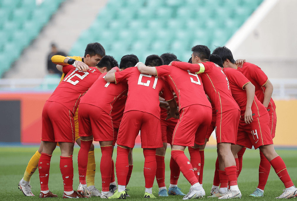 现场观赛瞬间紧张刺激，球迷情绪高涨